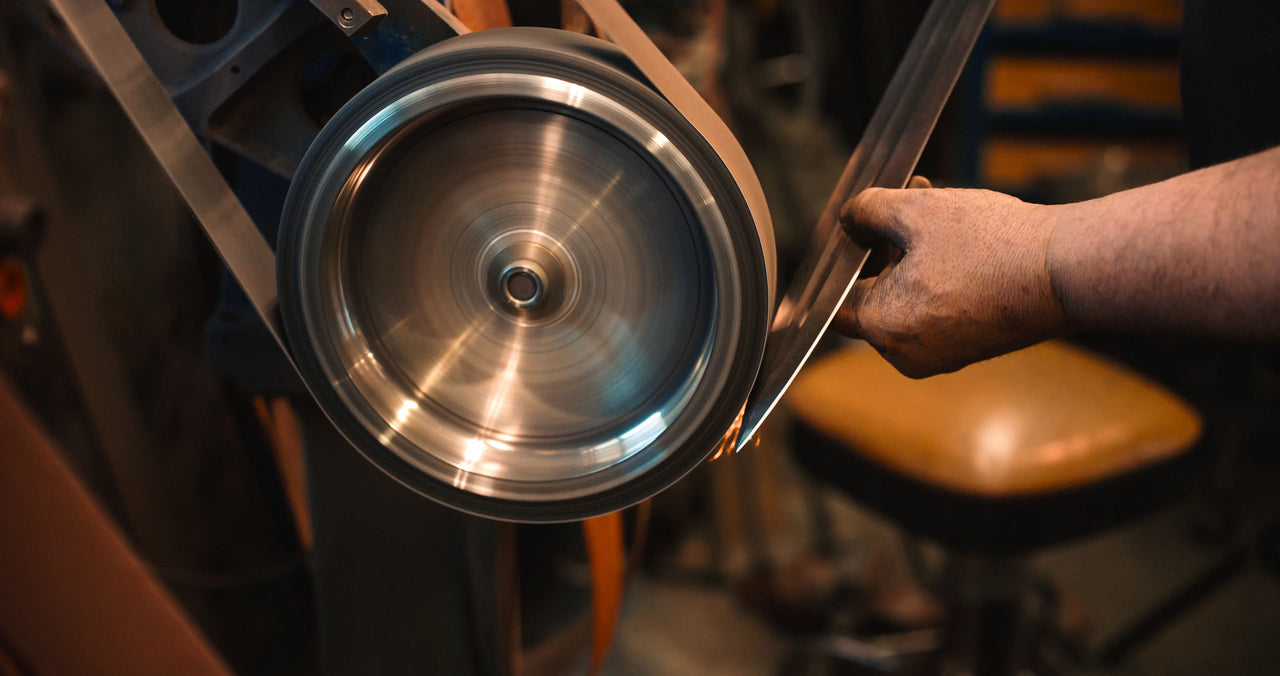 Knife sharpening with an abrasive belt